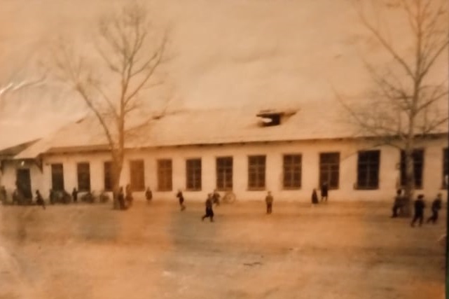 Семилетняя школа с 1960 года. Бывшее здание штаба,затем жилой барак..